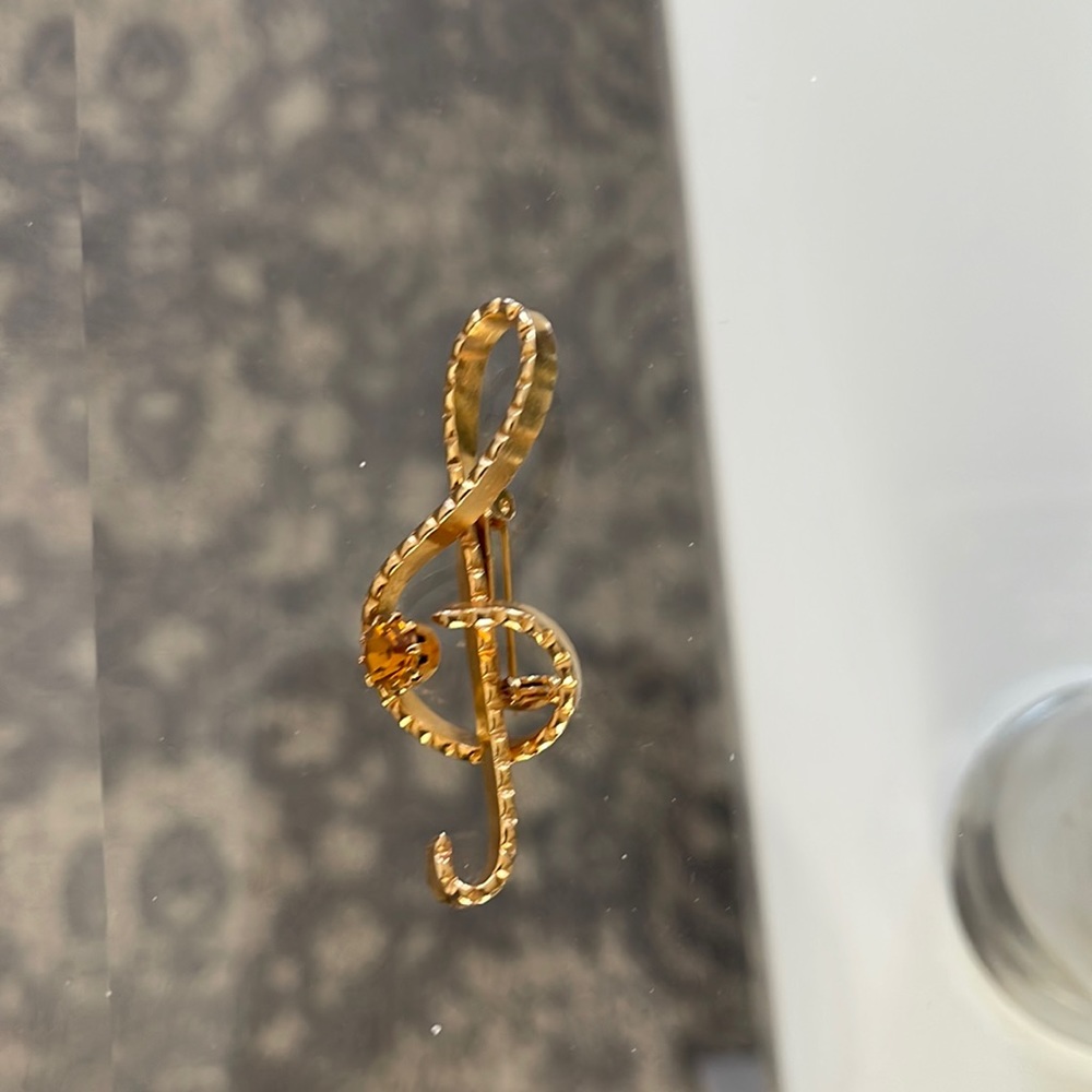 Vintage Gold Tone Treble Clef.